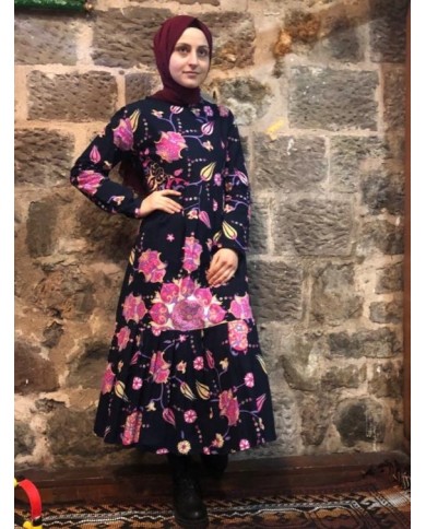 Yöresel Çicekli Pileli Elbise